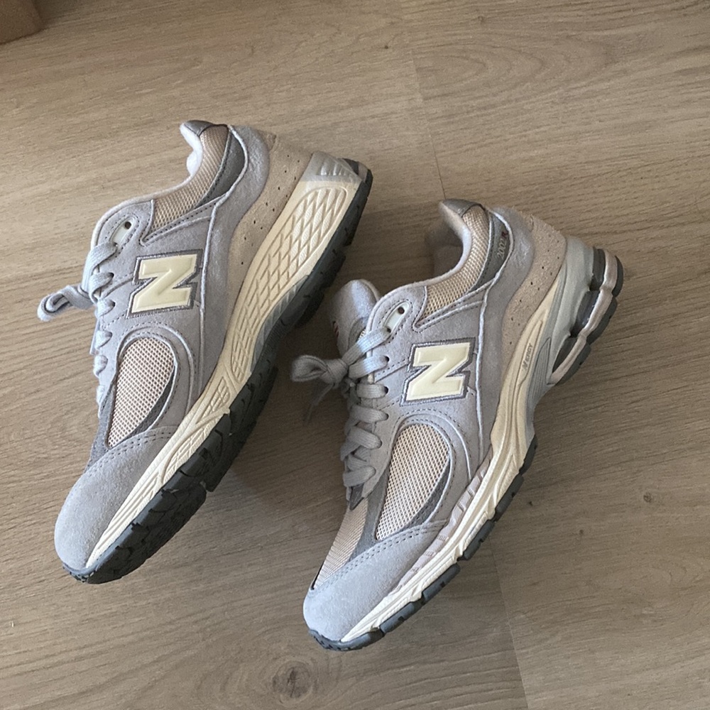 New Balance 2002r